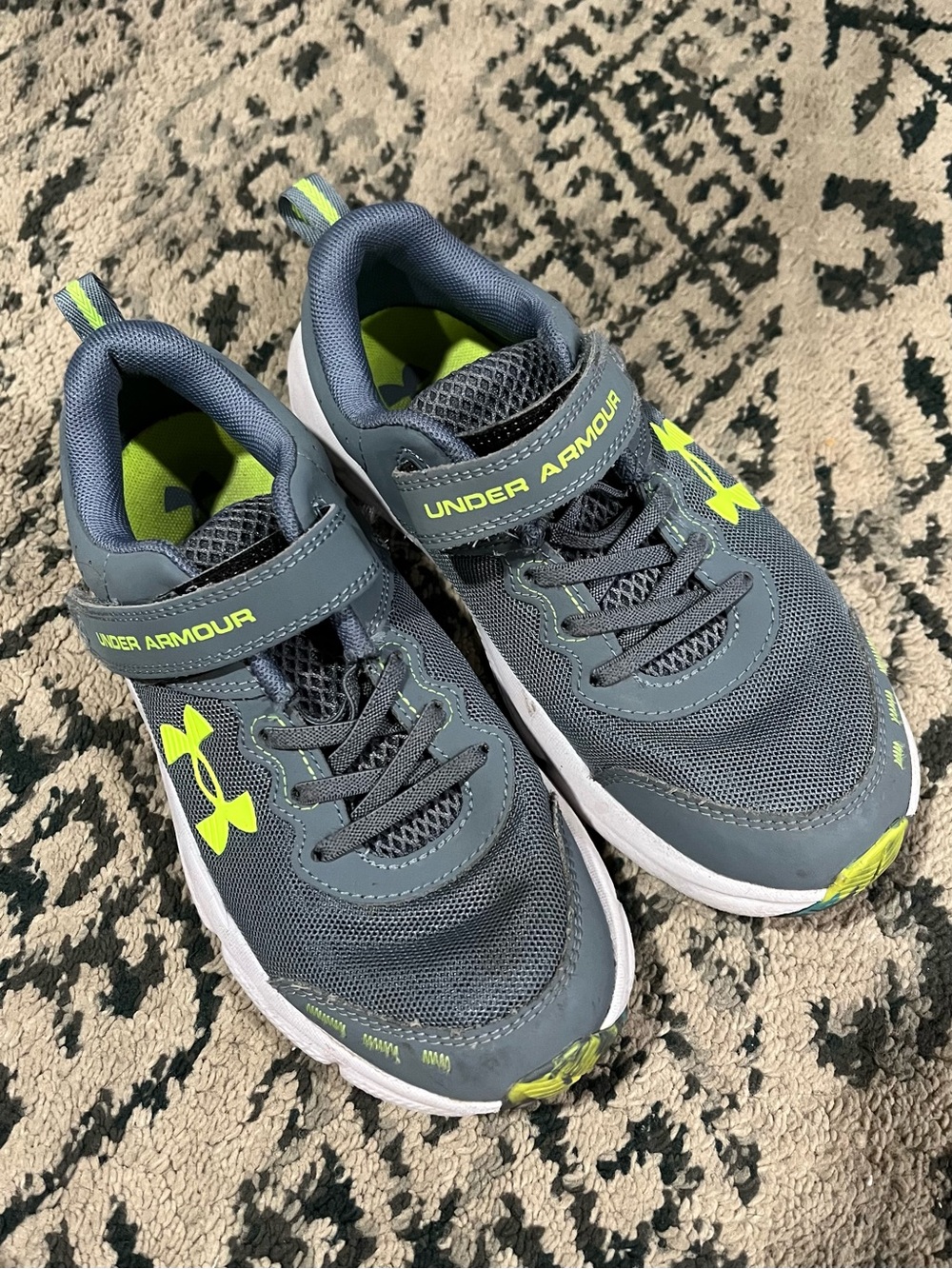 Under Armour Kids' Assert 10 AC running shoes with a hook-and-loop strap size 3Y